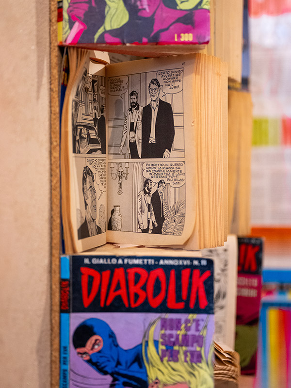 Insegna al neon 'In Biga We Trust'