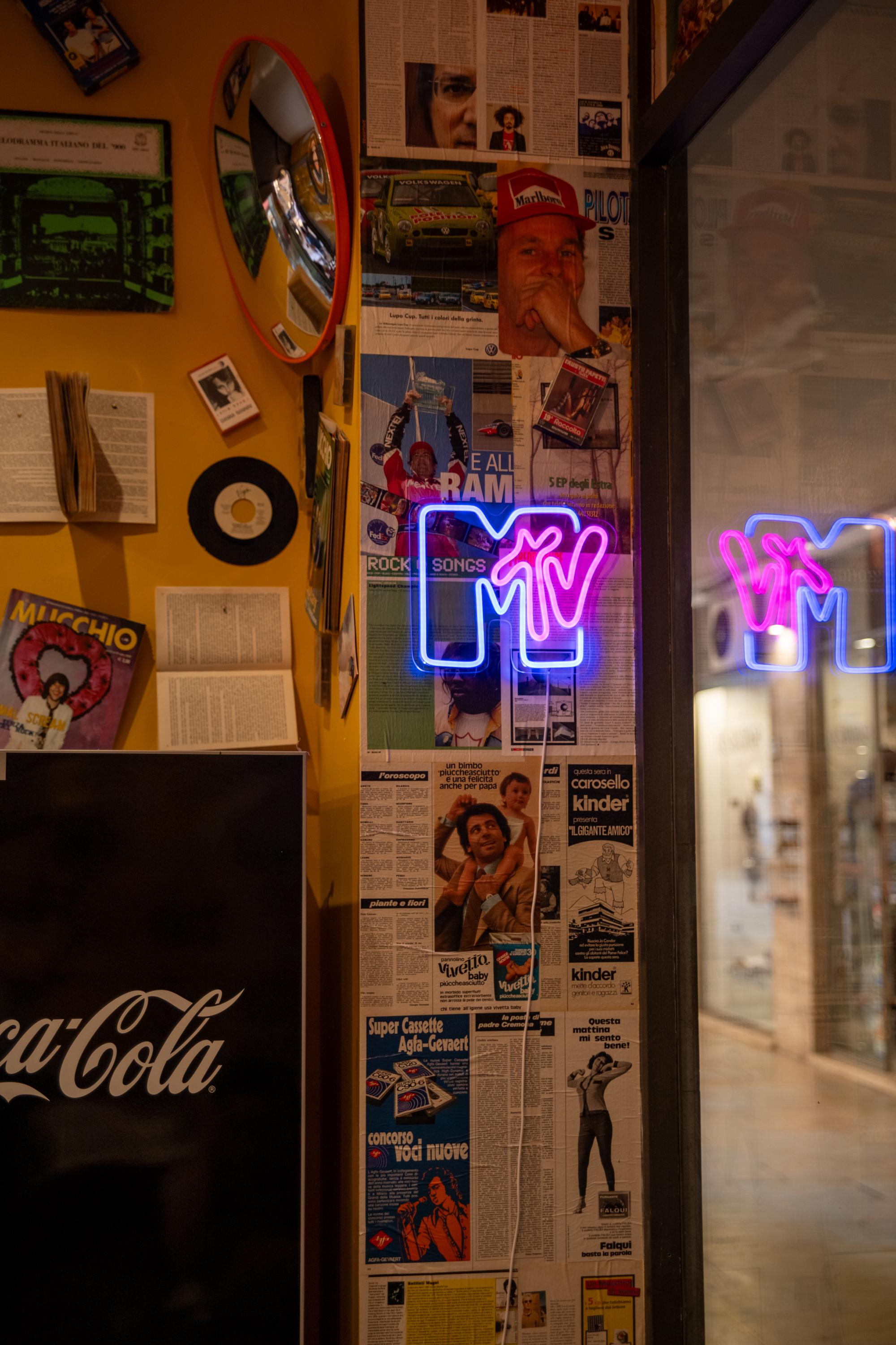 Dettaglio neon nel locale Da Umberto Pisa